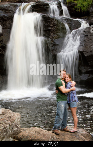 Ein paar an einem Wasserfall. Stockfoto