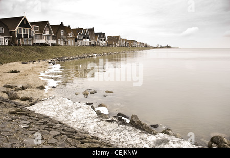 Alte holländische Fischerdorf Volendam an dunklen und trüben, regnerischen Tag im winter Stockfoto