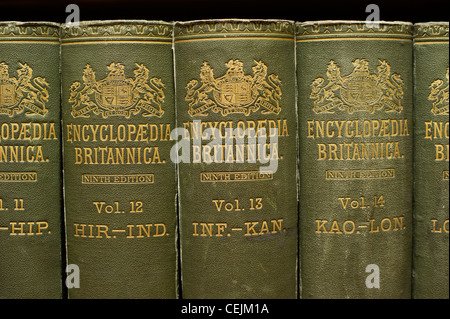 Grünem Leder gebundene Bücher der Encyclopaedia Britannica Stockfoto
