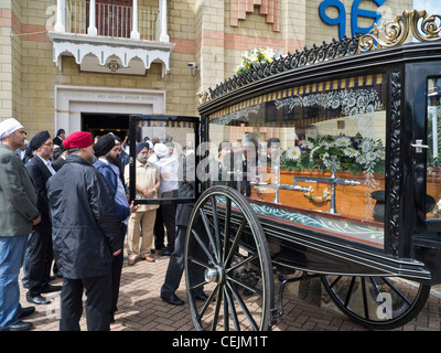 Horse Drawn Beerdigung Beförderung im Sikh-Tempel in Hounslow London Stockfoto