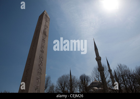 Ein alter ägyptischer Obelisk steht am Stadtplatz von Istanbul im Stadtteil Sultanahmet. Stockfoto