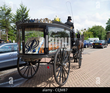 Horse Drawn Beerdigung Beförderung im Sikh-Tempel in Hounslow London Stockfoto