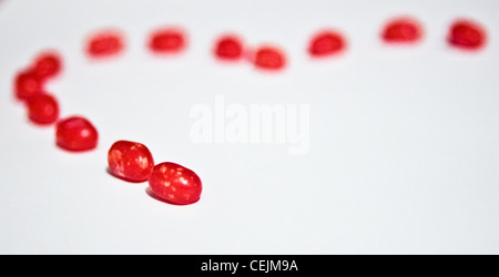 Roten herzförmigen Bonbons gegen weiß Stockfoto