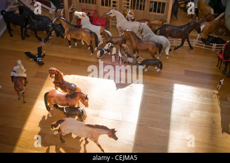 Kunststoff-Spielzeug Pferde Mädchen Schlafzimmer Erdgeschoss. Stockfoto