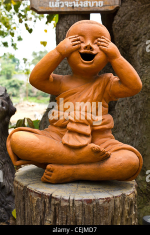 Statue eines niedlichen kleinen Mönch im Tempel Thailand Stockfoto