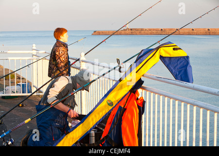 Fischer Angeln im Meer bei Wearmouth in Sunderland, England. Stockfoto
