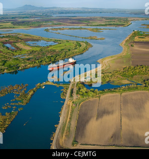 Luftaufnahme von einem Ozean-Korn Schiff Transit durch die Tiefwasserführung in Sacramento-San Joaquin River Delta /California Stockfoto