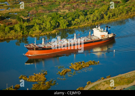 Luftaufnahme von einem Ozean-Korn Schiff Transit durch die Tiefwasserführung in Sacramento-San Joaquin River Delta /California Stockfoto