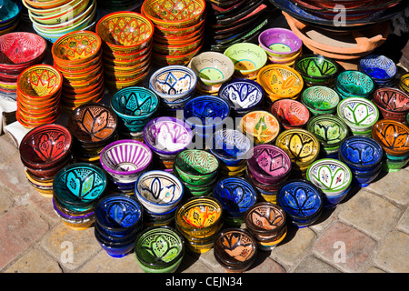Keramik zum Verkauf in den Souks, Medina, Marrakesch, Marokko, Nordafrika Stockfoto