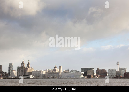 der berühmte Liverpool Waterfront zeigt die Leber Gebäude, Port Authority Gebäude, das neue Liverpool Museum und verschiedene andere Stockfoto