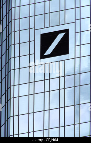 Deutsche Bank-Logo an der Fassade des Hauptsitzes in Frankfurt (Main);  Deutsche Bank in Frankfurt (Main); Nur zur redaktionellen Verwendung! Stockfoto