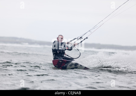 eine reifer Mann Kite Boarder Kiteboarder Surfer hautnah in eine kräftige Brise Stockfoto