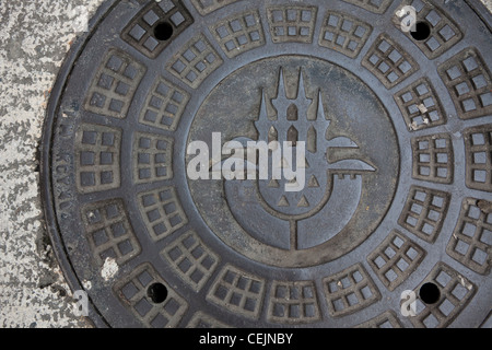 Kanaldeckel mit Stadtwappen, Istanbul. Stockfoto