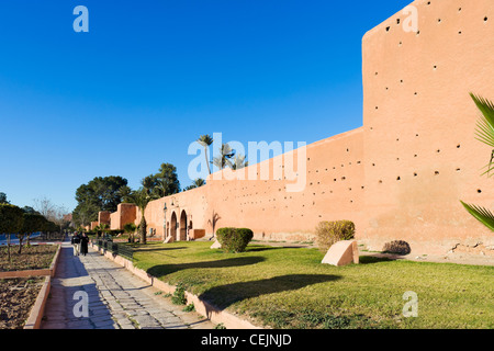 Alte Stadtmauer rund um die Medina Bezirk, Marrakesch, Marokko, Nordafrika Stockfoto