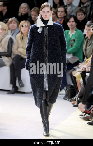 Celine Paris bereit, tragen Herbst Winter blauen Wollmantel, schwarze Stiefel Stockfoto