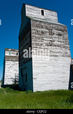 Verlassenes Getreidesilo in Reed Punkt, Montana. Manchmal auch die Prairie Kathedralen, wurden die älteren Aufzüge aus Holz gefertigt. Stockfoto