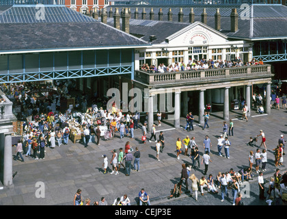 Blick hinunter auf Covent Garden Piazza schließt am Apfelmarkt und Punch & Judy Pub Balkon Stockfoto