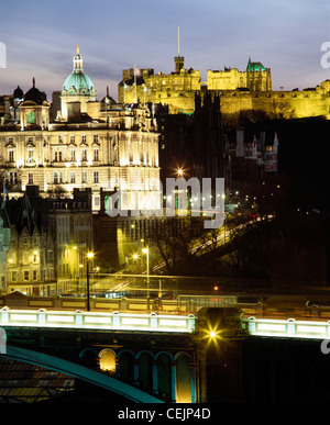 Edinburgh Castle und der Bank of Scotland HQ, Edinburgh, Schottland, UK. Über die North Bridge angesehen. Stockfoto