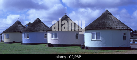 Runde Reetdach self catering holiday cottages von der Hermanus Freizeitaktivitäten Unternehmen bei Winterton on Sea, East Anglia Norfolk England England Stockfoto