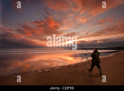 Angler am Newgale Strand, Pembrokeshire Stockfoto