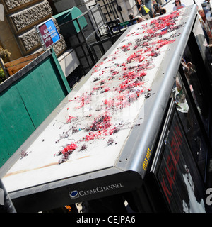 Blick von oben nach unten an der Tour Bus Stop & Tierheim Dach mit zur kostenlosen Ausgabe Kopfhörer von der Oberseite des tour bus London UK verworfen verunreinigt Stockfoto