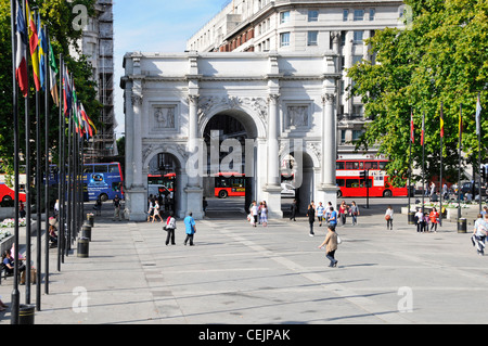 Touristen am Marble Arch 19. Jahrhundert weißer Marmor konfrontiert Triumphbogen in der Mitte der Großen Straße Kreisverkehr Ausfahrt West End London England Großbritannien Stockfoto