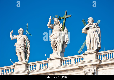 Die Statuen der Heiligen auf dem Dach des Petersdom, Vatikan, Italien. Stockfoto