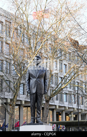 Ronald Reagan in voller Länge Bronzestatue und Sockel an der Amerikanischen Botschaft in London England Großbritannien Stockfoto