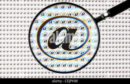 Hervorhebung der Lupe ein @-Zeichen, Internet, e-Mail-Symbol. Symbolisches Bild. Stockfoto