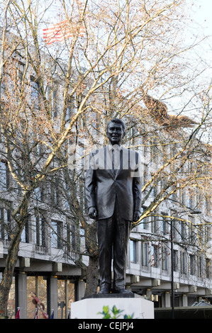 Ronald Reagan Bronzestatue auf Sockel Winteransicht außerhalb amerikanischen Embassy Grosvenor Square London England Großbritannien Stockfoto