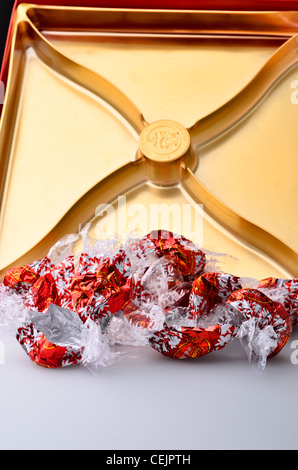 Verbleibende Wrapper und leere Schachtel Lindor Lindt Milch Schokolade Trüffel Stockfoto