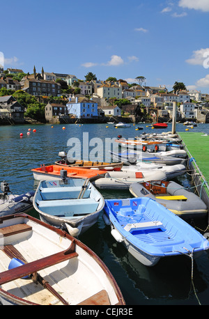 Jollen vor Anker von der Anlegestelle in Polruan in Cornwall, Großbritannien Stockfoto