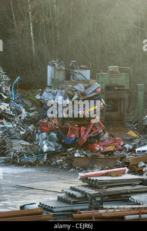 Ein Haufen von zerquetschten Autos in einem Schrottplatz Stockfoto