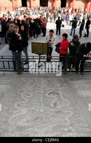 Marmorplatte Drachen verbotene Stadt China Peking Palace Museum zeremonielle Rampe Imperial Way symbolische Basrelief Carving schnitzen Stockfoto