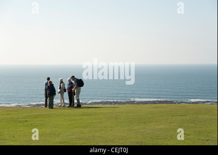 Wanderer versammelten sich auf einer Klippe, Rhossili Bucht, Halbinsel Gower, South Wales Stockfoto