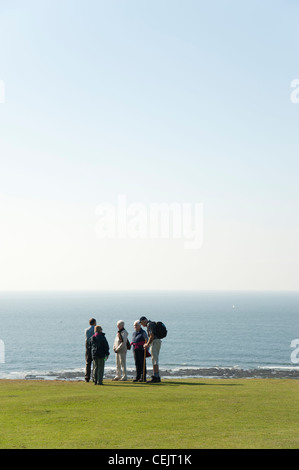 Wanderer versammelten sich auf einer Klippe, Rhossili Bucht, Halbinsel Gower, South Wales Stockfoto