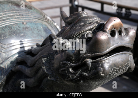 Bronzestatue Schildkröte Drachen den Kopf außen Tai er Dian Hall kaiserlichen Sommerpalast verbotenen Stadt Peking China Symbol symbolisch Stockfoto