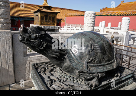 Bronzestatue Schildkröte Drachen den Kopf außen Tai er Dian Hall kaiserlichen Sommerpalast verbotenen Stadt Peking China Symbol symbolisch Stockfoto