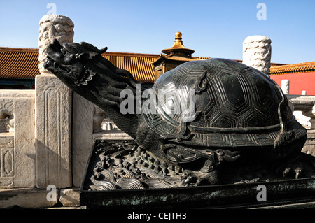 Bronzestatue Schildkröte Drachen den Kopf außen Tai er Dian Hall kaiserlichen Sommerpalast verbotenen Stadt Peking China Symbol symbolisch Stockfoto