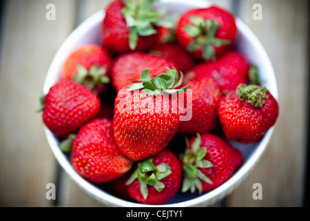 Erdbeeren in eine Schüssel geben Stockfoto