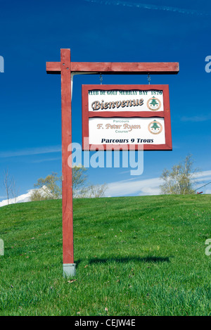 Willkommen Sie Schild in Französisch auf Murray Bay Golfplatz, Provinz Quebec, Kanada. Stockfoto