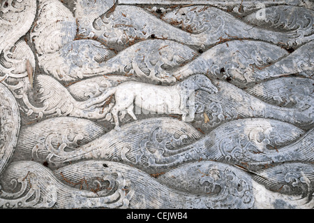 Komplizierte kunstvoll geschnitzten Carving Steinplatte Bas Relief Pferd Wellen Imperial Garden-verbotene Stadt-Beijing-China Stockfoto