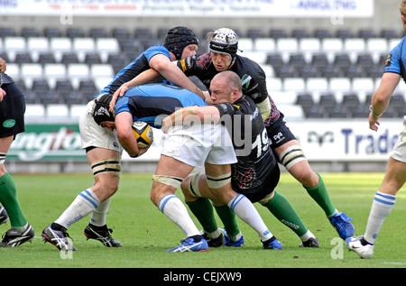 Glagow Kelly Brown wird von Steve Tandy und Ryan Jones von der Fischadler erwischt. Stockfoto