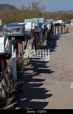 Drei Pointes, Arizona - eine lange Reihe von Postfächern sind entlang einer unbefestigten Straße in der Wüste westlich von Tucson aufgereiht. Stockfoto