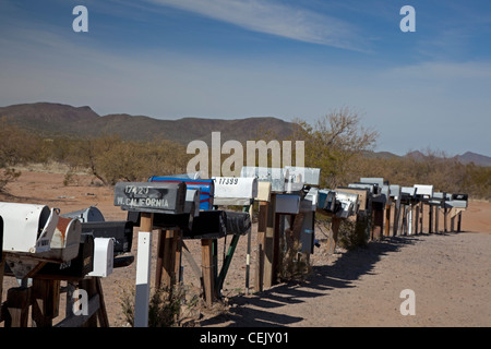 Drei Pointes, Arizona - eine lange Reihe von Postfächern sind entlang einer unbefestigten Straße in der Wüste westlich von Tucson aufgereiht. Stockfoto