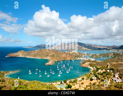 Westen über English Harbour und Nelsons Dockyard von Shirley Heights an der Südküste der karibischen Insel Antigua Stockfoto