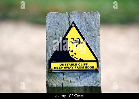 Gefahr-Warnschild am Rande der Klippen für Wanderer bei Godrevy Head on South West Coast Path, Cornwall, England Stockfoto