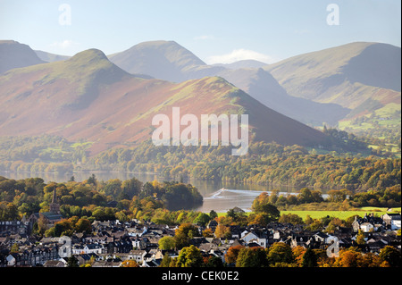 Nationalpark Lake District, Cumbria, England. Im Südwesten über Keswick Stadt und Nord Ende Derwentwater Katze Glocken. Herbst Stockfoto