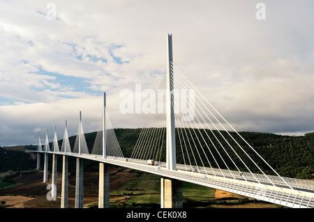 Das Millau Viaduct, Languedoc, Frankreich. Kabel-gebliebene Brücke führt über das Tal des Flusses Tarn A75 autoroute Stockfoto
