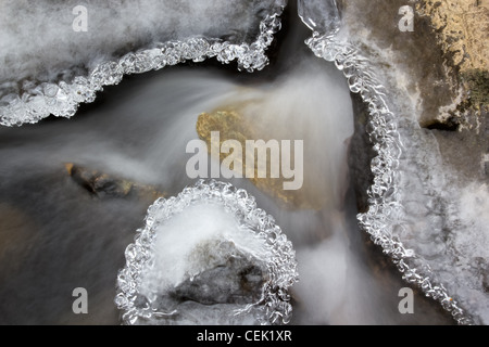 Unter Regale von frozen Bubble umrandet Eis Wasser fließt über rund um. Stockfoto